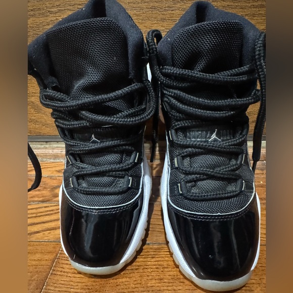 Jordan Kids Sneakers Black White Red - Picture 9 of 15